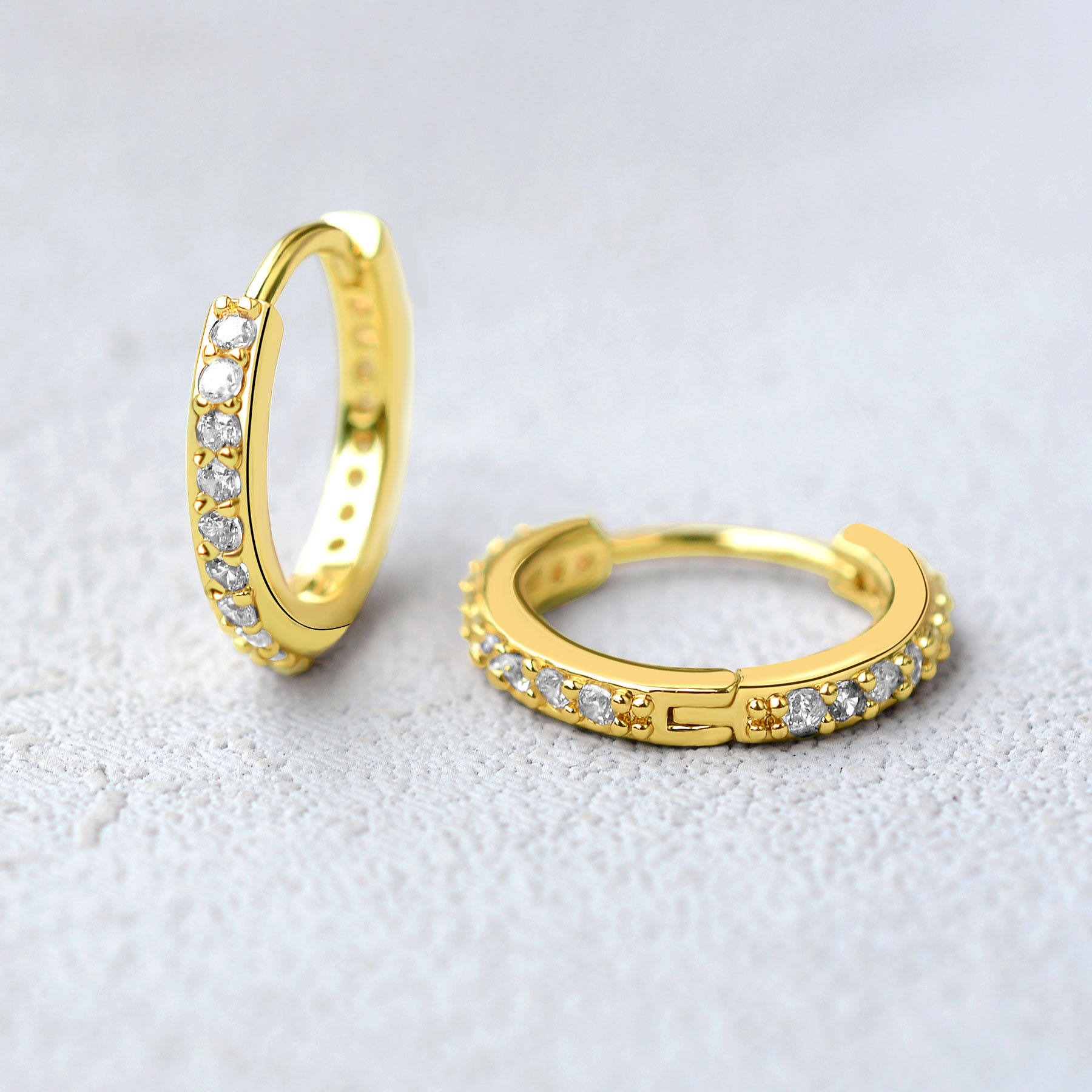 Arcobaleno CZ Huggies Orecchin - Conch Earring Hoop recensione e prezzo