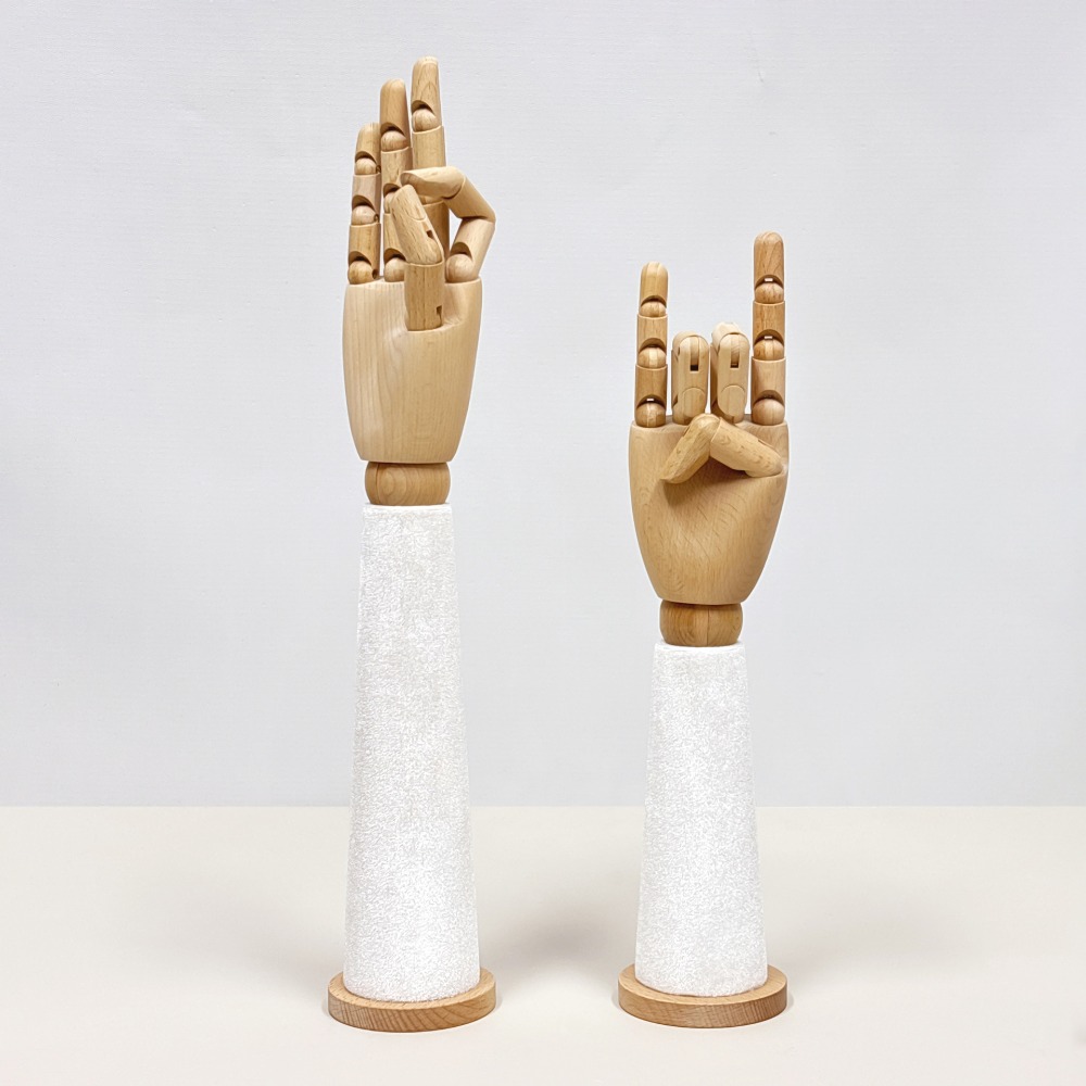 Manichino a mano in velluto di - Body Jewelry Shop recensione e prezzo